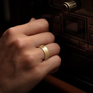 Anello Nuziale Personalizzato all'Ingrosso per Uomo e Donna, 8mm Scanalato con Finitura Sfaccettata, Anelli alla Moda Dorati, Accessori Maschili - Product Image 4