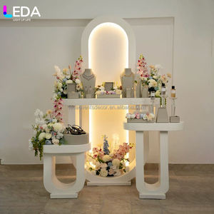 Espositore per Profumi LEDA Personalizzato in Acrilico con Illuminazione LED per Eventi e Feste, Decorazione per Tavoli da Torta per Interni - Product Image 2