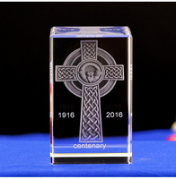 Artigianato in Cristallo Personalizzato con Motivo a Croce e Mani in Preghiera per Regali Commemorativi della Chiesa