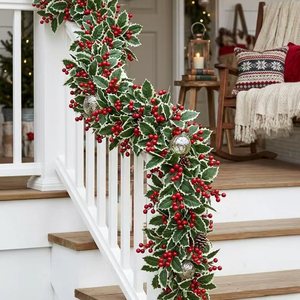 Guirlande de Noël rouge avec baies artificielles en plastique et tissu, décoration murale suspendue pour balcon extérieur, style nordique - Product Image 1