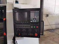 Taïwan d'occasion CHAOQUN VMC 850 CNC fraiseuse verticale en métal système de contrôle Mitsubishi cône de broche BT30 unique