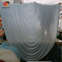 Rideau de fond de scène semi-circulaire en tissu ivoire de luxe, ondulé et fluide, pour salles de mariage
