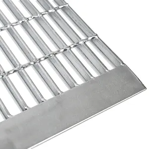 Peso teórico O decking galvanizado do assoalho de aço do metal pisa o grating de aço seguro e estável industrial da escada