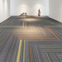 Dalles de moquette commerciales pour bureaux, en PP, à poils moyens, avec support en PVC, amorties, lavables, antimicrobiennes, modernes, à rayures, tuftées