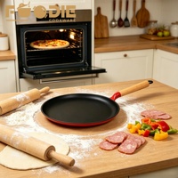 Plaque à pizza ronde en fonte légère avec longues poignées en bois, pratique pour la cuisson et la grillade de pizzas à la maison