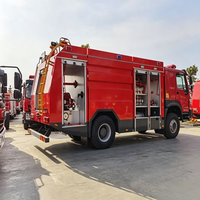 Camion de pompiers Sino Truck HOWO 4X4 à transmission intégrale avec réservoir d'eau de 10 000 L et système de lutte contre l'incendie à la mousse