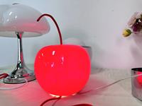Lampe de table ronde rouge moderne nordique décorative à brancher, lampe de chevet LED en résine pour salon