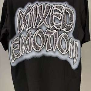 เสื้อยืดแฟชั่นดีไซเนอร์คุณภาพสูง MIXED EMOTION ประดับเพชร สไตล์เรโทร สตรีทแฟชั่น เสื้อผ้าผู้ชาย - Product Image 5