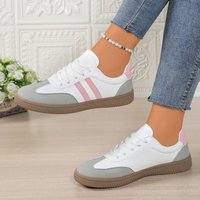 Les nouvelles chaussures pour femmes 2025 sont polyvalentes, offrant un look haut de gamme, des baskets blanches, des semelles souples et des chaussures plates.