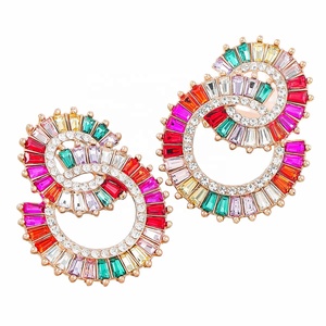 Boucle d'oreille à clous tendance en alliage, style vintage classique, multicouche, géométrique, à entrelacement circulaire, avec incrustation de strass de couleur intense, pour anniversaire - Product Image 3