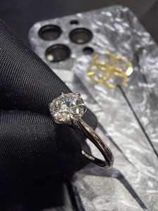 Anillo moderno de platino con diamantes, con un brillo discreto y una banda de ajuste cómodo y suave, para compromiso y elegancia diaria. - Product Image 5