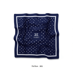 Petit foulard carré à pois 70x70cm 38G en soie pour femme, accessoire de mode - Product Image 1