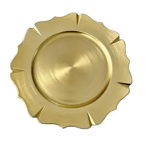 Дешевые Оптовые 13-дюймовые элегантные золотые зарядные пластины Свадебные украшения Нерегулярные пластиковые зарядные пластины