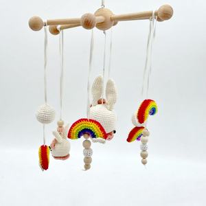 Jouets en peluche doux tricotés non tissés pour nouveau-nés, mobile de lit bébé avec motif abeille et design personnalisé, vente en gros - Product Image 3