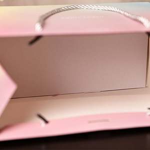 Sac de luxe classique avec poignée, imprimé du logo de la marque, pour la promotion de vêtements, cadeaux, bijoux et achats en détail - Product Image 3