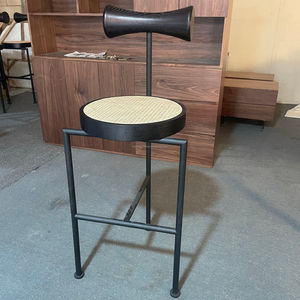 Chaises hautes de bar pour cuisine d'hôtel, tabourets de bar en rotin de luxe léger en bois massif pour restaurant et réception d'hôtel - Product Image 1