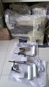 Máquina <span class=keywords><strong>de</strong></span> coser <span class=keywords><strong>de</strong></span> cilindro con pedal Durkopp Adler usada en la tienda Jordon, ideal para artículos <span class=keywords><strong>de</strong></span> cuero antiguos y materiales gruesos. - Product Image 3