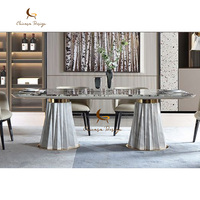 Table à manger en marbre naturel, plateau en marbre plissé, base en marbre, bordure dorée, texture luxueuse, salle de banquet de villa, mobilier de salle à manger haut de gamme
