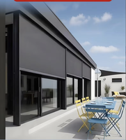 Stores enrouleurs électriques en alliage d'aluminium modernes et minimalistes, coupe-vent et imperméables, de sol à plafond, et rideaux de ventilation