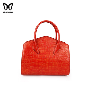 Bolso de mano para mujer de piel de caimán auténtica, asa de bambú, trapezoidal, color personalizable, estilo vintage - Product Image 1