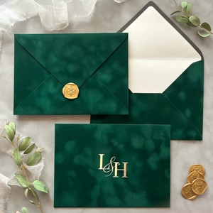 Ensemble d'enveloppes d'invitation de mariage A7 en velours microfibre luxueux avec monogramme en feuille d'or personnalisée et <span class=keywords><strong>sceau</strong></span> de <span class=keywords><strong>cire</strong></span> doré fait main - Product Image 5