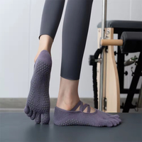 2025 personnalisé cinq doigts sangle croisée conception antidérapant coton absorbant la sueur femmes Fitness Pilates Yoga chaussettes de sport