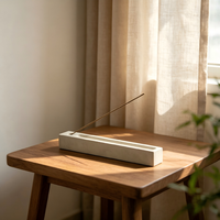 Brûleur d'encens artisanal en pierre texturée, design long et élancé, décoration zen pour espace de méditation, ornement de table pour salle de yoga