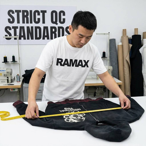 เสื้อฮู้ดดี้ทรงบ็อกซี่แบบครอป ซิปเต็มตัว ลายพิมพ์หน้ากากกันแก๊สสไตล์วินเทจ ผ้าฟลีซหนานุ่ม ลายสก็อต ดีไซน์สองชิ้นหลอกๆ สำหรับผู้ชาย สไตล์อินดัสเทรียล สตรีทแวร์ - Product Image 5