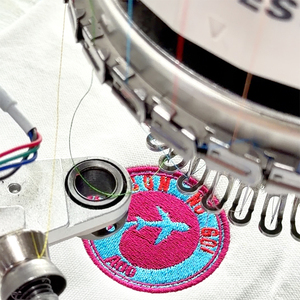 Machine à broder à 24 têtes et 10 aiguilles à tête ronde, haute précision avec dispositif de cordage pour badges et écussons - Product Image 5