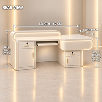 Comptoir d'accueil moderne pour salon de beauté, beige crème, asymétrique, double couche, façade arrondie avec éclairage LED chaud pour hall de spa