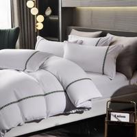Parure de lit quatre pièces pour hôtel cinq étoiles, style ruban fin, drap et housse de couette blancs mats