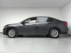 <span class=keywords><strong>Volkswagen</strong></span> Bora Berline d'occasion 2023, automatique, essence, transmission intégrale (AWD) / traction avant (FWD), conduite à gauche, sièges en cuir foncé, pneus R15, toit ouvrant - Product Image 4