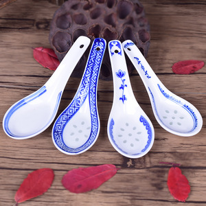 Mini <span class=keywords><strong>cuillère</strong></span> <span class=keywords><strong>à</strong></span> soupe ramen <span class=keywords><strong>en</strong></span> céramique blanche, chinoise, 1 pièce, avec manche design de peinture bleue - Product Image 3