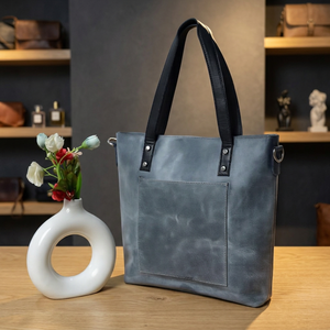 BS INTERNATIONAL Pochette élégante pour femme en cuir véritable léger avec fermeture éclair, imperméable, deux bretelles, durable pour les voyages - Product Image 1