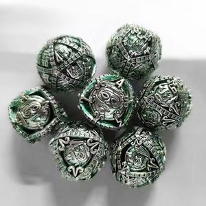 <span class=keywords><strong>Juego</strong></span> de Dados Poliédricos de Metal Hueco con Diseño Único de Máscara Totem, 6 Colores Disponibles, Venta al Por Mayor - Product Image 5