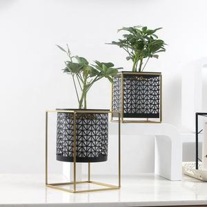 Petite table carrée créative pour le jardin intérieur Pots de fleurs et jardinières décoratifs en métal noir et or Lot de jardinières - Product Image 5