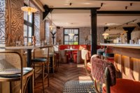 Comptoir de bar en bois personnalisé pour restaurant | Vitrine de pub à cocktails | Meubles de bar avec service de conception et de construction d'éclairage à LED