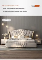 Modernes Erwachsenen-Schlafzimmermöbel Komfortables Beige Kuhlederbett mit Goldverzierung Doppelbett mit Pneumatischer Struktur Luxusausführung