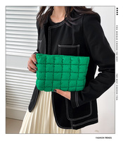 Organisateur de maquillage portable en nylon à motif de lettres tendance, pochette matelassée avec fermeture à glissière pour femmes