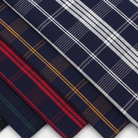 Stock prêt en gros hommes chemise uniforme scolaire tissé coton matériel vichy tartan carreaux plaid fil teint tissu