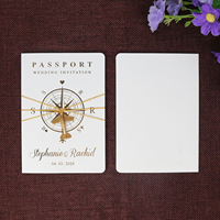 Invitation de passeport en feuille d'or blanc de style Ins personnalisé de haute qualité avec carte d'embarquement et avion en métal pour un événement de fête de mariage
