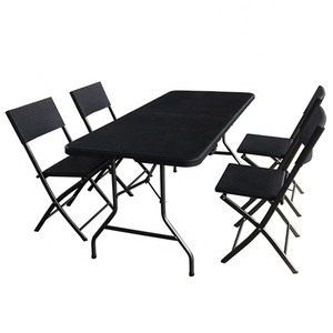 <span class=keywords><strong>Tavolo</strong></span> da <span class=keywords><strong>Campeggio</strong></span> Pieghevole Portatile in HDPE da 6 Piedi con Sedie, Effetto Rattan Nero - Product Image 1