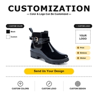 Maßgefertigte Schwarze Knöchelhohe Wellington-Stiefel für Damen Modische PVC-Regenstiefel Wasserdicht Rutschfeste Profilsohle Tägliche Pendler-Galoschen