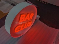 Enseigne de bar personnalisée pour pubs, en acrylique rouge à bords chanfreinés, en acier inoxydable, boîte LED double face, étanche IP67 pour intérieur, fabrication de précision