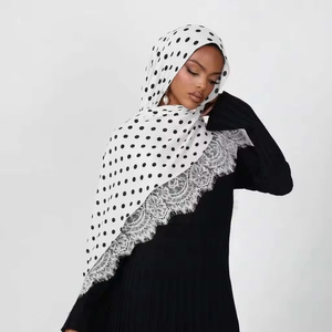 Sciarpe/Hijab Eleganti in Morbido Modal a Doppia Stampa per Donne Musulmane, con Pizzo, Stampa a Pois Neri e Bianchi - Product Image 1