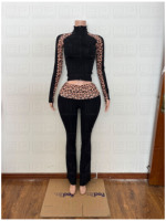 Nouvelle Collection : Manteaux en Fausse Fourrure pour Femme avec Logo Strass Personnalisé et Imprimé Léopard, et Pantalons Évasés à Rabats