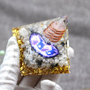 Ornement en résine époxy cristalline en forme de pyramide, pilier en cristal blanc, pierre de lune Taiji violette, décoration d'intérieur, artisanat de bureau - Product Image 4