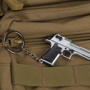 Portachiavi a Forma di <span class=keywords><strong>Pistola</strong></span> Desert Eagle in Metallo 1:4, Miniatura Tattica con <span class=keywords><strong>Parti</strong></span> Mobili, Modello Realistico di Arma da Collezione, Regalo per Uomini Appassionati di Militari - Product Image 5