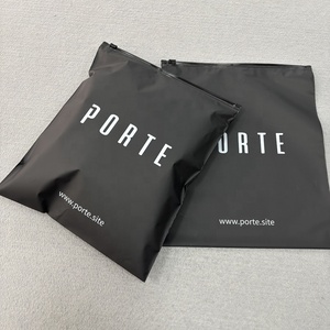 Sacchetti con Cerniera in Polietilene <span class=keywords><strong>Nero</strong></span> Opaco Ecologici con <span class=keywords><strong>Logo</strong></span> Personalizzato, Buste con Chiusura a Zip per Abbigliamento - Product Image 1