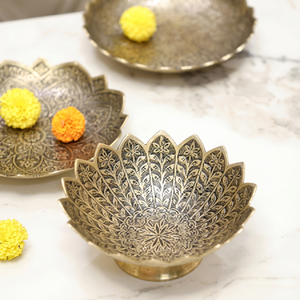 Assiette décorative en métal faite à la main en forme de fleur, motif végétal gravé, style oriental, pour fêtes et réceptions - Product Image 1